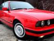 Witam
Mam na sprzedaż kultowe auto BMW e34 z 1994 roku.
Jest to model z poliftowymi lusterkami i "wąskim ryjem"
(były tak produkowane w pierwszej połowie roku).
Samochód jest zadbany, co widać na zdjęciach
zawieszenie jest wymienione, wahacze, łączniki