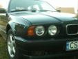 Sprzedam BMW 525 TDS w kombi 1995 Auto posiada centralny zamek,elektryczne szyby p. ,elektryczne lusterka,klimatyzacje,halogeny,wspomaganie kierownicy,welurowa tapicerka,radio cd,glosniki 6+1.Autko na oponach zimowych a komplet opon letnich Pirreli