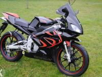 Witam do w sprzedania Aprilia rs 50 w limitowanej wersji
Motorower z końca 2009 r model 2010
Przebieg 11620km
Motorower w bardzo dobrym stanie technicznym i wizualnym po dużym serwisie min:
- nowy akumulator
- nowa opona tył
- wymieniona świeca i olej w