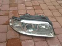 Sprzedam Oryginalną lampe przednią do Audi a4 b5 Lift lampa w stanie bdb uszkodzone jedno mocowanie co widać na zdj że nie ma ale można bez problemu dorobić cena za lampa cała kompletna bez silniczka do regulacji cena 120zł możliwa wysyłka pocztą za około