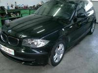 BMW 118D; 143 KM; ROK PROD 09/2008; SKRZYNIA SZEŚCIOBIEGOWA; KLIMATYZACJA ELEKTRONICZNA; TEMPOMAT; CZUJNIK DESZCZU;SYSTEM START/STOP; FABRYCZNE RADIO CD; ELEKTRYCZNE SZYBY + LUSTERKA; AUTOMATYCZNIE PRZYCIEMNIAJĄCE SIĘ LUSTERKO WSTECZNE; CENTRALNY ZAMEK;