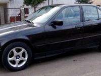 Sprzedam BMW 318i E36 ,poj.1,8i benz.,rok prod.1992,sedan,kolor czarny metalik,skrzynia manualna 5 biegowa,209tys.km przebiegu.W wyposażeniu abs,wspomaganie kierownicy,poduszka powietrzna AirBag,elektryczne lusterka,elektryczna regulacja świateł,skórzana