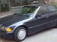 Mam do sprzedania Bmw e36, stan dobry, Elektryczne lusterka, szyberdach, wspomaganie kierownicy, ogrzewana tylna szyba, poduszka powietrzna kierowcy, ABS, centralny zamek, elektryczne szyby przednie, lakier czarny metalic. tylne amortyzatory do wymiany. z