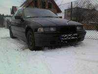 BMW E36 1,6 na lancuszku,el szyby,el lusterka,el szyberdach,czarny sedan,blacharsko bdb,mechanicznie rowniez,wazne oplaty,lampy lexus(posiadam tez oryginalne),sportowe zawieszenie,do wymiany tapicerka(fotele+kanapa koszt ok 100zl)+dozucam2xsportsize od