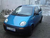 Witam mam do sprzedania pojazd marki DAEWOO MATIZ z 1999r. Auto w stanie dobrym wymienione przewody hamulcowe, wymieniona końcówka drążka oraz gumy na wahaczach, posiada nowy akumulator. Auto w kolorze niebieskim 100% sprawny i jeżdzący. W razie