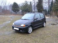 Fiat Seicento Sporting ABARTH z silnikiem 1.1 benzyna, rok produkcji 2000, przebieg 96 tyś km (autentyczny). Samochód jest w 100 % bezwypadkowy i bez żadnej korozji, nie był też nigdzie malowany. Wszystko jest w oryginale (lampy przednie, szyby