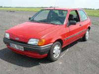 Sprzedam Ford Fiesta 1.3 CLX AUTOMATYCZNA skrzynia biegów   1992r
Bardzo dynamiczny i oszczędny silnik 1.3.
Fordzik był mało użytkowany przez moją mamę przez co jest niezwykle zadbane wnetrze.
Przebieg to 64 000 km Autko nie wymaga żadnego wkładu