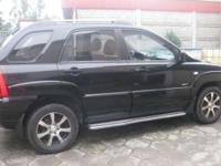 KIA SPORTAGE 2,0 CRDI. WYPOSAŻENIE: ALUFELFI, ASR, ABS, PODUSZKI, ESP, 4X4, TEMPOMAT, WSZYSTKIE SZYBY ELEKTRYCZNE, EL. LUSTERKA, KLIMATRONIC, TAPICERKA WELUROWO-SKÓRZANA, CENTRALNY ZAMEK, DUŻA NAWIGACJA WRAZ Z ODTWARZACZEM DVD, WSPOMAGANIE KIEROWNICY,