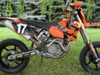 Mam do sprzedania motocykl KTM 525 EXC model na rok 2005. Stan techniczny idealny; silnik nie był rozbierany, naprawiany; zawieszenie również; wszystko w oryginale; nie kopci, nie bierze oleju, nie stuka, nie puka, nie ma luzów. Nowy łańcuch i zębatki w