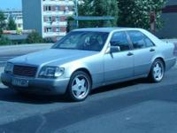 Witam. Mam na sprzedaż Mercedesa W140 S500. Samochód sprowadziłem osobiście z Niemiec. Posiada pełną dokumentację, udokumentowany przebieg 260tyś. co było podstawową sprawą kiedy weryfikowałem oferty w Niemczech. Silnik pięciolitrowy jest najlepszy jeśli