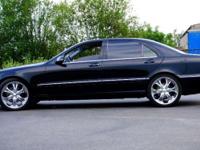 Do sprzedania Mercedes S500 w220 v8 LONG na alufelgach 20''. Auto jest bardzo zadbane i rzuca się w oczy ! W aucie wymienione są przednie reflektory na czarne, tylne, 4 rury wydechowe, przyciemniane szyby, alufelgi 20''. Przebieg: 370.000, ostatni