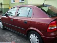 Witam.Oferuję państwu do sprzedaży samochód Opel Astra z roku 1998 w wersji 5-dzwiowej w ładnym metalizowanym bordowym kolorze.Samochód zakupiłem dla siebie w Niemczech bezpośrednio od właściciela lecz ze względów losowych zmuszony jestem do sprzedaży co