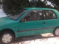 Witam
Przedmiotem aukcji jest Peugeot 106 z 1996 z silnikiem 1100
Samochód miał tylko dwóch właścicieli którzy o niego bardzo dbali.
Peugeocik w środku bardzo zadbany, fotele bez przetarć czy dziur.
Karoseria bez rdzy, nosi normalne ślady użytkowania,