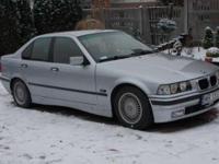 Witam mam do sprzedania Ładne BMW E36 2.5tds sedan (140km) z konca roku 1995/1996 jak na ten rok to BMW trzyma się bardzo dobrze srebrny metalik Bardzo ekonomiczny silnik diesla i bardzo dobre pszyspieszenie oraz osiągi. Zawieszenie nic nie stuka nic nie