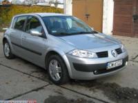    Renault Megane 2 prezentowana w tym ogłoszeniu to samochód utrzymany w idealnym stanie pod względem technicznym i wizualnym . Jak widać na zdjęciach prezentuje się bardzo atrakcyjnie. Wnętrze jest czyste i zadbane , bogato wyposażone . Silnik 1,5