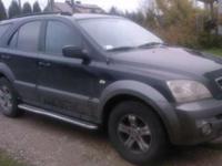 Kia Sorento 2004 , silnik 2500, czarny na felgach, ciemne szyby, elektryczne lusterka , wspomaganie kierownicy, centralny zamek, abs, elektryczne szyby x4, poduszki powietrzne x4, radio cd, welurowa tapicerka,