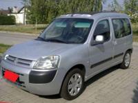 Witam jak w tytule sprzedam lub zamienię Citroena Berlingo 2.0 HDI Multispace Auto stoi na kołach zimowych ,posiada klimatyzację ,centralny zamek ,el,szyby i lusterka ,podgrzewana szyba, panoramiczny dach otwierany na całej długości wygodne fotele