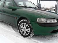 Mam do sprzedania samochód Opel Vectra B 1,7TD ISUZU w kolorze zielonym. Auto jest oszczędne,w dobrym stanie, silnik pracuje cicho i równomiernie podczas jazdy, jest suchy, nic z niego nie wycieka. Poza tym auto posiada el. szyby,wspomaganie kierownicy,2