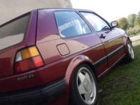     Witam ,oferuję dzisiaj kultowego Volkswagena Golfa II wersja German Style 1.3 KAT z gazem sekwencyjnym , sprowadzony do Polski został w 2004 roku natomiast data produkcji w Niemczech 1990r. Posiada ważny przegląd techniczny oraz OC do 27.02.2013 r.