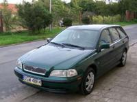 Sprzedam Volvo V40 1997r ,1.9 TDI. 90km.Auto zadbane,po wymianie
płynów,olejów,filtrów,rozrządu,klima-po serwisie,nowe tarcze,klocki,amortyzatory przód,z tyłu nowe klocki,ABS,wspomaganie,kontrola trakcji,elektryczne szyby,orginalne radio,4 poduszki.Jestem