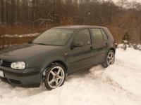 Sprzedam VW Golf IV 1,9 SDI. Rok produkcji grudzień 1999 2 lata w kraju. Golf z jednym z najbardziej ekonomicznych silników w swojej klasie. Spalanie w mieście ok. 5,5 L, trasa 4,5 L. Wyposażenie: wspomaganie, cztery poduszki powietrzne, ABS, centralny