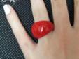 modny elegancki czerwony pierścionek