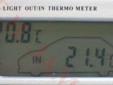 W skład zestawu wchodzi:
termometr
czujnik temperatury zewnętrznej z przewodem o długości ok 1,5 m
wtyczka do gniazda zapalniczki z przewodem o długości około 1,5 m
bateria AG 10 zasilająca termometr
Dane techniczne termometru:
pomiar temperatury w