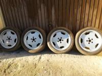 Oferuję do sprzedania ALUFELGI 17" FIRMY RH.Rozstaw śrub 5X112 (Mercedes,Audi).Szerokość 8 cali.W komplecie kołpaczki których brak na zdjęciach z logo Mercedesa.Opony na jeden sezon o rozmiarach 235/45/17 2szt. i 225/50/17 2szt. dodatkowo daję dwie opony