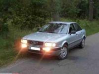 Audi 80 B4   
silnik : 2.0 116 KM na pełnym wtrysku
wyposażenie :
-ABS
-wspomaganie kierownicy
-granatowa welurowa tepicerka
-radio CD
-regulacja kiedornicy
-halogeny
-poduszka AIR-BAG
-podgrzewana tylna szyba
-i inne
Samochód posiada OC do przyszłego