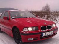 Witam. Ogłoszenie dotyczy BMW 316 z 1993r. Auto jest w dobrym stanie technicznym, i dobrym wizualnym.Małym mankamentem jest:na prawym przednim błotniku widać małe wgięcie.Teraz - co było zrobione w ostatnim roku: wymienione przednie zawieszenie (tuleje