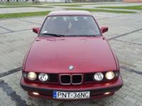 Witam sprzedam BMW 520I E34.Bordowa ślicznotka jest w super stanie wszystko co trzeba wymienione, aktualnie na stalówkach i zimówkach, dorzucam aluminiowe fele z oponami letnimi, auto ma przebieg 192 tyś, z drobnych mankamentów obwieszona podsufitka ale