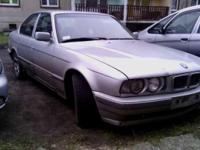 Witam posiadam Bmw e34 z silnikiem 2.5tds auto jest zarejstrowane i ubezpieczone oraz posiada wazny przeglad tylko jest do małego dopieszczenia.W aucie sa do wymiany progi,chociaz to nie przeszkadza w jezdzie ale ja nie mam czasu na zrobienie tego.Szyby