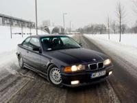 Sprzedam BMW e36 328i z 1996 roku. Samochód jest bardzo zadbany, doinwestowany. Wyjechał z fabryki z silnikiem M52B28, nie jest to żaden SWAP albo anglik.
Na chwilę obecną założone są 15” oryginalne aluminiowe felgi z oponami zimowymi.
Za dopłatą mogę