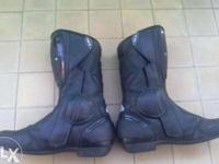 Sprzedam buty motocyklowe firmy sidi, buty w stanie bardzo dobrym, używane jeden sezon rozmiar 41, cena nowych to okolo 700-750 zl ja sprzedaje za 300.