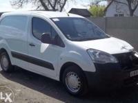 Sprzedam Citroena Berlingo .Rocznik pelen 2010r sierpień. Auto wewnątrz bardzo zadbane !! Jest to najlepsza wersja silnika i nie wyżyłowana 1.6 hdi -bez fap[a i dwu masy!! Pali na dotyk i ładnie pracuje. Auto pali i jeździ .Podłużnice całe .Przednia szyba