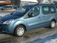 Sprzedam Citroena Berlingo Multispace z silnikiem 1.6 HDI. Samochód został zakupiony w polskim salonie Citroena w Lublinie. Pierwsza rejestracja w 2011r. Jestem pierwszym właścicielem. Gwarancja producenta ważna do 27.01.2013. Numer VIN