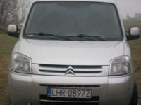 Witam mam do sprzedania Citroena Berlingo 1.9 diesel rok 2005 srebrny metalik . Miesiąc temu zmieniłem rozrząd,oleje. Nowy alternator , akumulator,hak, centralny zamek na pilot ,el szyby,czujniki cofania 5 osobowy .Opony zimowe roczne + letnie samochód