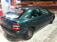 Witam do sprzedania jest brava z bardzo ekonomicznym silnikiem 1.2 benzyna.
Auto Polski salon 1 wl od nowości jeszcze na czarnych blachach posiada ks serwisowe faktury zskupu kluczyki karty kodów itd.
Świetnie wyposażone abs centralny zsmek wspomaganie