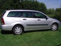 Witam.Przedmiotem mojej aukcji jest Ford Focus kombi 1.8 Tddi (90KM) 2000rok w wersji Ghia.Przebieg auta to 239 tys km.Przegląd ważny do 02.08.2013, OC ważne do 26.05.2013
Auto posiada następujące wyposażenie:
-klimatyzacja
-ABS
-2x poduszka powietrzna