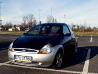 Ford Ka- czarne nadwozie ze srebrnymi zderzakami, czerwona tapicerka, benzyna, silnik 1.3
Samochód wyposażony w - centralny zamek,- wspomaganie kierownicy,- 2 poduszki powietrzne,- klimatyzacja,- elektryczne szyby, radio z CD., komplet opon zimowych.