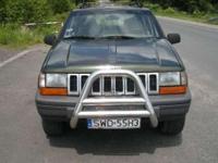 Witam do sprzedania mam samochod Jeep Grand Cherokee z 1994 roku z silnikiem 4.0 L Benzyna + Gaz sekwencja. Auto posiada ABS, wspomaganie kierownicy,4 elektryczne szyby, radio CD, hak. Posiada takze staly naped na 4 koła + reduktor. Jezdzi na benzynie i