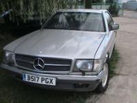 Mam do sprzedania przepieknego Mercedesa 500 SEC z 1985 roku. To zabytkowe i klasyczne auto jest w bardzo dobrym stanie technicznym ale pewne elementy wymagaja renowacji.
Jedynym mankamentem jest brak prawego kierunkowskazu ale niestety z takim felerem