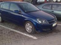 Na sprzedaż mam Opla Astrę 1.4 TwinPort z 2004 roku, w wyposażeniu auto ma: poduszki powietrzne przednie, boczne i kurtyny, ABS, klimatyzację, fabryczne ksenony z funkcją czyszczenia reflektorów, fabryczną nawigację z kolorowym ekranem+radioodtwarzacz CD