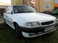 Witam,mam na sprzedaz opel astra 1.7 TDS   z 1996roku.Wyposazenie;2xairbag,wspomaganie,szyberdach,centralny zamek,radio CD,roleta bagażnika.brak oc i przegladu technicznego.do wymiany pompa wody i czujnik na chlodnicy.wiecej informacji pod nr.telefonu