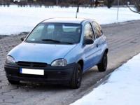 Sprzedam Opla Corsę B z 1993 roku, wersja 3 drzwiowa. Bardzo zwinne i ekonomiczne miejskie autko.
Proszę pamiętać, że corsa ma 20 lat i nie jest nowym autem :D
mechanicznie w pełni sprawna, wizualnie jak na załączonych zdjęciach. Ma aktualne OC, przegląd