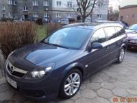 Opel Vectra C kombi 1.9cdti z rocznika 2005, ale model 2006. Stan wizualny i techniczny bez zastrzeżeń, nie wymaga żadnych nakładów finansowych. 6 poduszek powietrznych, halogeny, 6cio stopniowa manualna skrzynia biegów, alufelgi 16" z oponami letnimi,