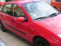 Sprzedam Forda Focusa hatchback 1.6 benzyna z 2000 roku, z przebiegiem 199000 km, 5-drzwiowy. Wyposażenie: centralny zamek, wspomaganie kierownicy, elektryczne szyby, abs, klimatyzacja. Przegląd ważny do czerwca 2013 roku, OC do lipca 2013 roku. Autko