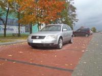 Sprzedam Volkswagen Passat B5 FL 1.9TDI 130KM Wersji HIGHLINE Rok produkcji 2001.Samochod jest w bardzo dobrym stranie silnikbez zastrzezen.Turbina bardzo ladnie ciagnie czuc moc.Skrzynia biegow manualna 6 biegowa co sprwia ze spalnie jest nieduze.