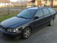 sprzedam volvo v40 kombi,klima,elektryczne szyby przód,siedzenia pół skóra-welur,radio,alufelgi,2 kluczyki z pilotami do centralnego zamka,przebieg 270000 tyś,oc i przegląd ważne do 11.10.2013,zarejestrowany,pierwszy właściciel w kraju od