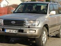 Przedmiotem sprzedaży jest siedmiomiejscowa Toyota Land Cruiser 100 4.7 V8.
Auto kupiliśmy jako nowe w Toyota Romanowski w Kielcach.
Przebieg autentyczny - do sprawdzenia w ASO, podobnie jak i cała historia serwisowa.
Auto absolutnie bezwypadkowe,